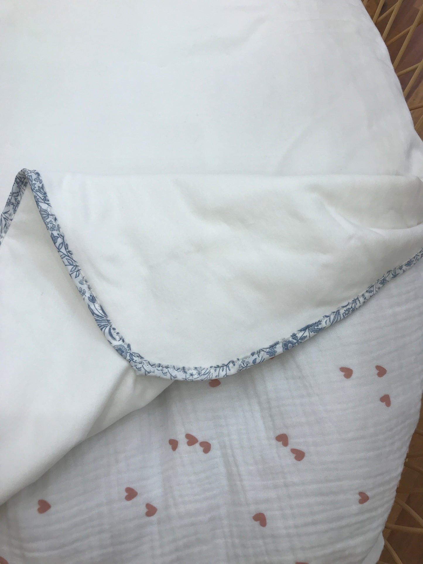 Coperta Nanan in caldo cotone bianco con bordo con rusche a fiori