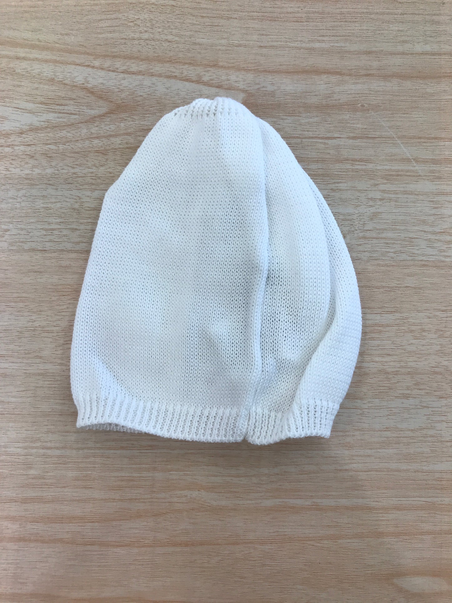 Cappello Bebè di Almy in filo bianco con lavorazione di trecce con applicazione in pizzo