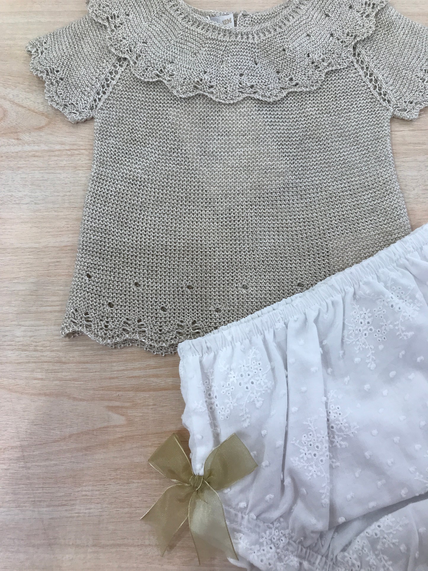 Completo PCS infilo t-shirt mezza manica traforata con collo con rusche con culotte bianca e fiocchetti