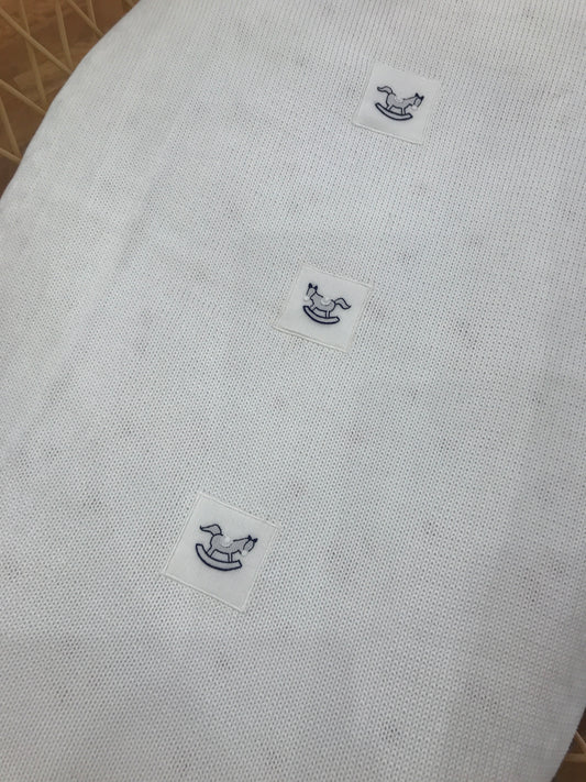 Coperta Piccola Giuggiola in filo bianca con bordo blu e piccoli cavalli a dondolo