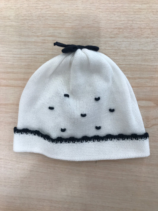 Cappello Baby Lord in filo bianco con ricami in blu scuro