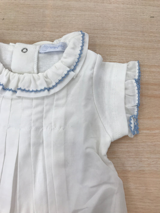 Body Laranjinha in cotone mezza manica smerlata con profilo celeste con effetto camicia con collo con rusche con ricamo celeste