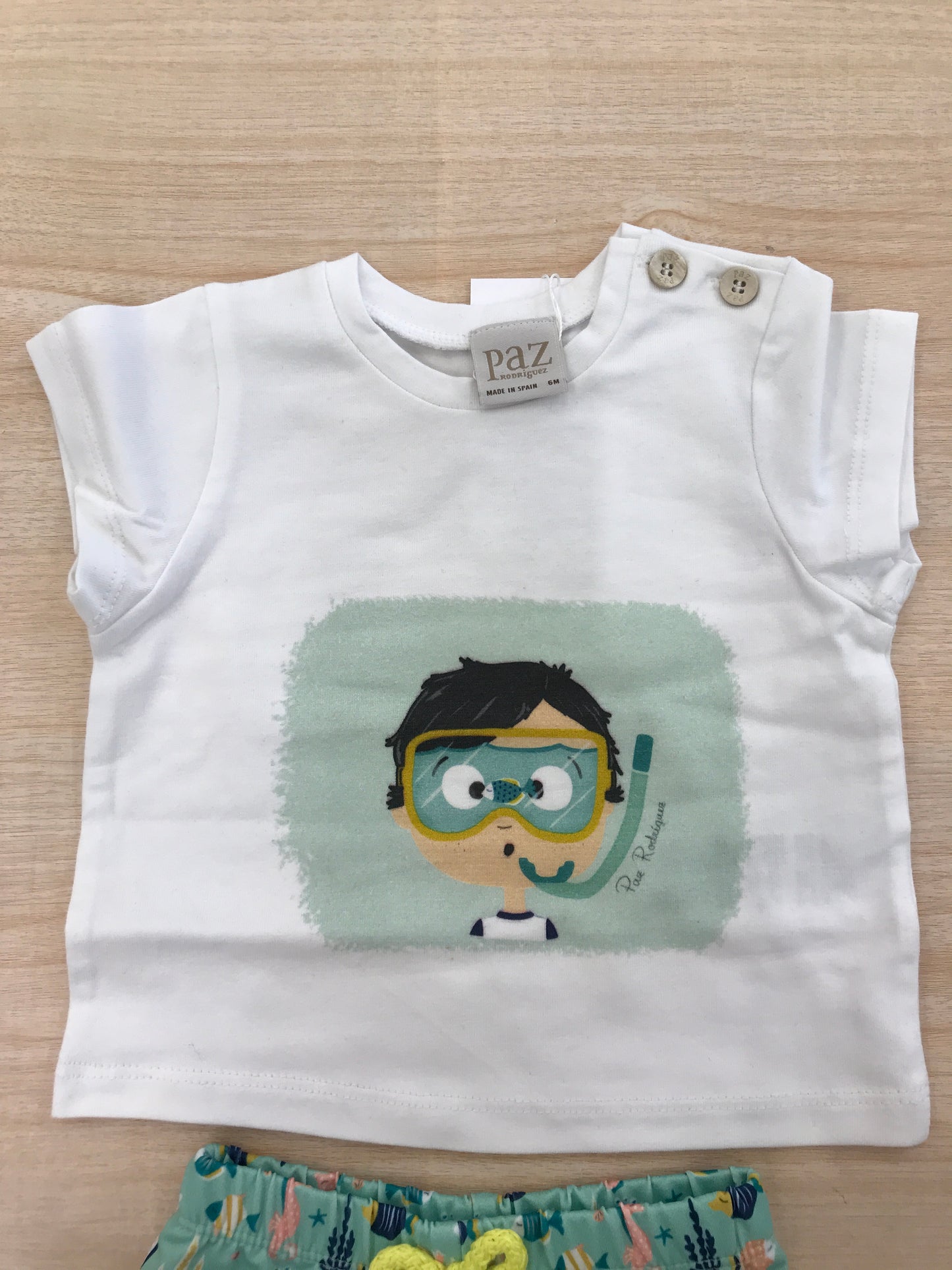 Completo Paz Rodriguez due pezzi t-shirt mezza manica con disegno colorato sul davanti con costume verde con disegni e laccio in giallo