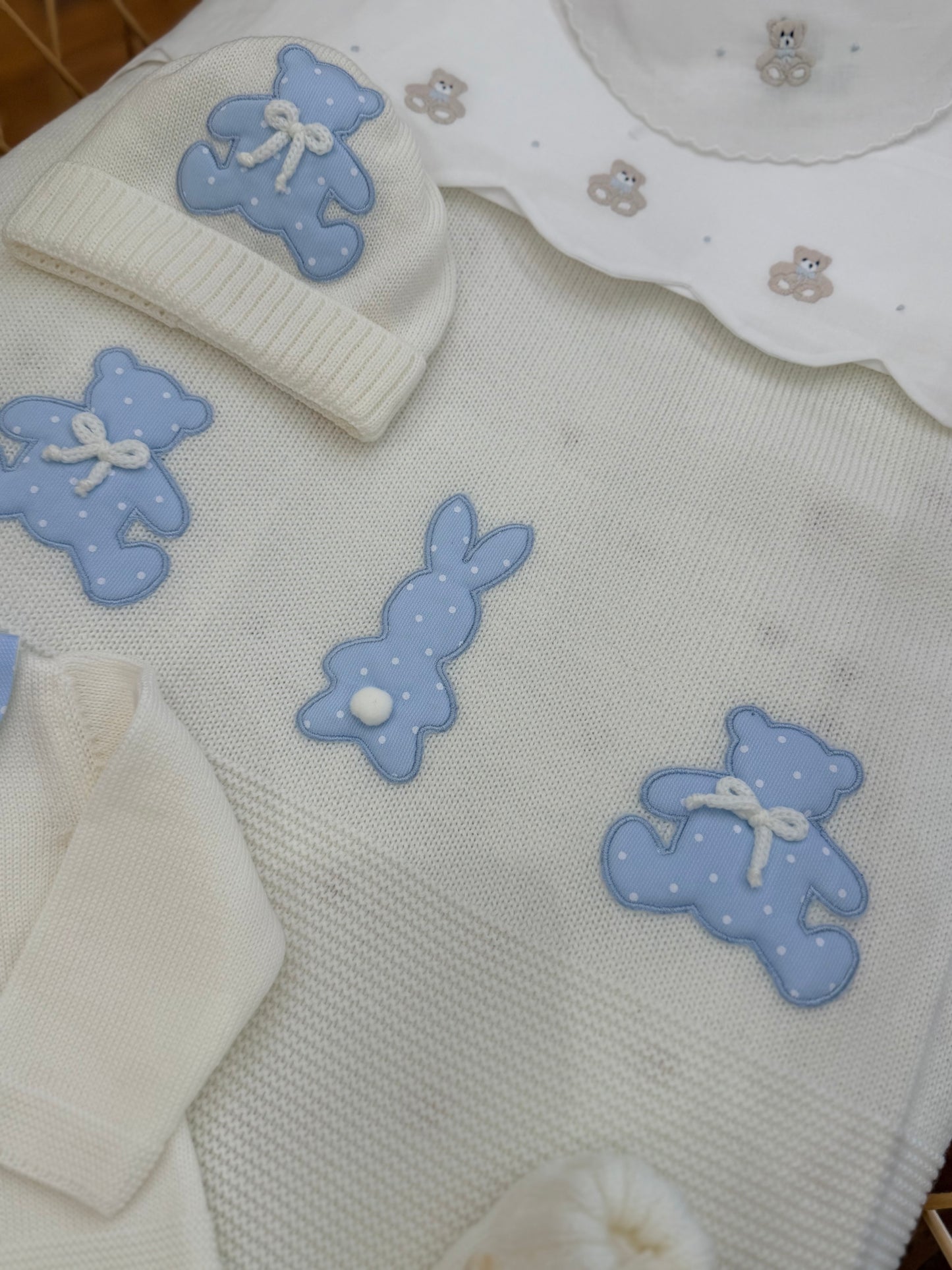 Coordinato nascita Baby Lord in lana con orsetti e coniglietti a pois