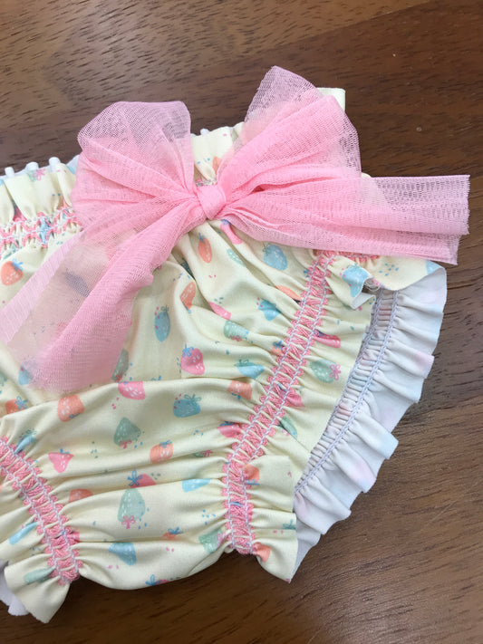 Costume Paz Rodriguez giallo con fragoline con rusche con fiocco rosa laterale