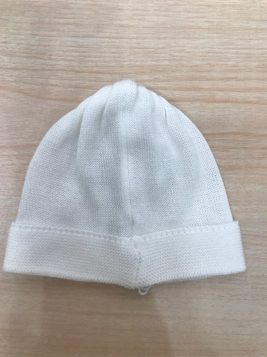Cappello Baby Lord in filo bianco con risvolto e lavorazione di punto smock sul davanti