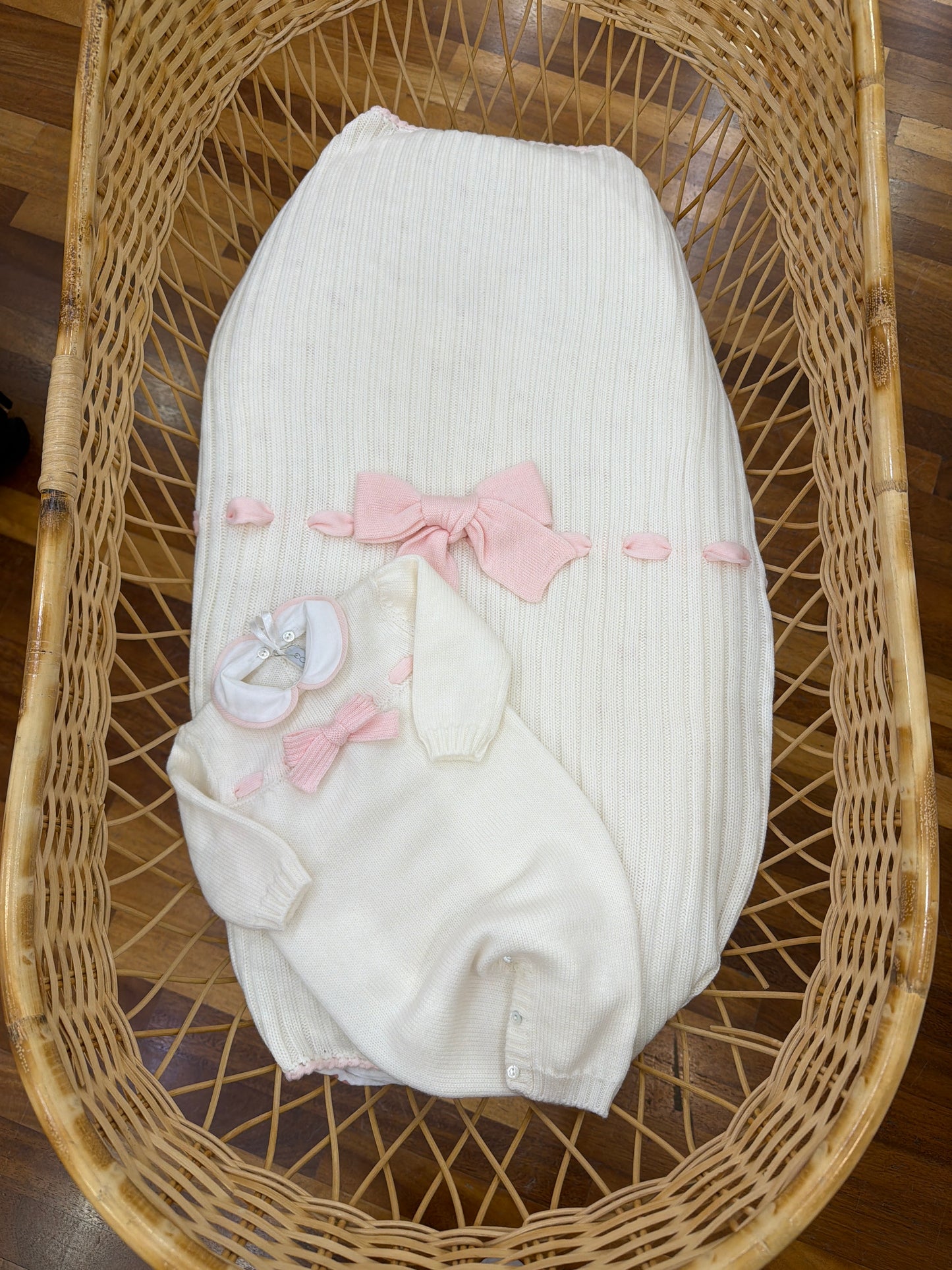 Coordinato nascita Colibrì in lana panna con fiocchi rosa e passanastro sempre rosa