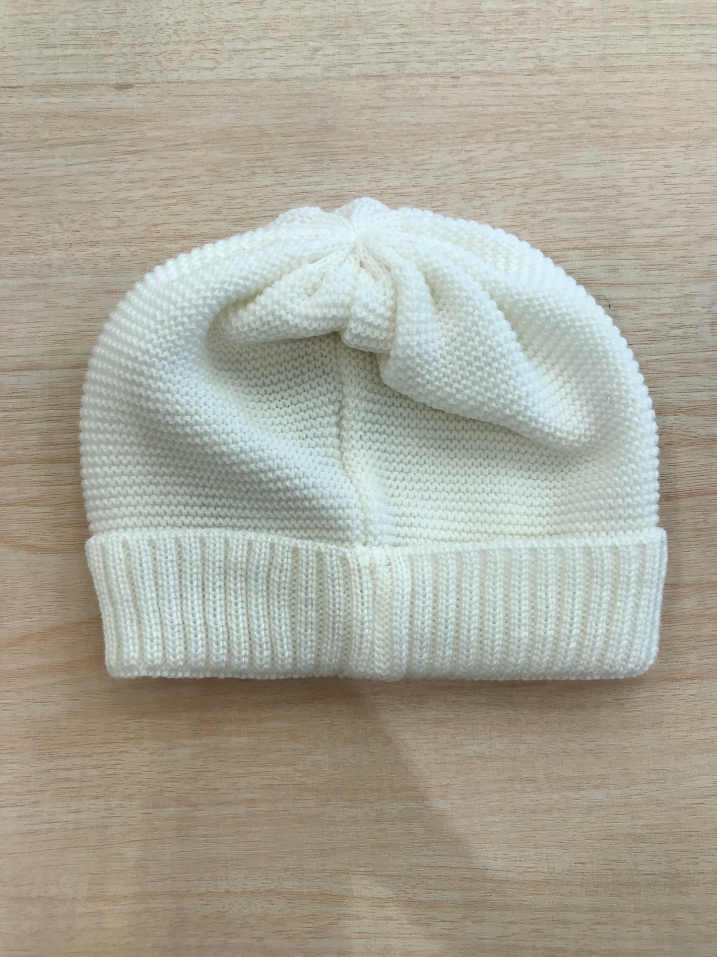 Cappello Baby Lord in lana panna con risvolto e nodi d'amore celesti