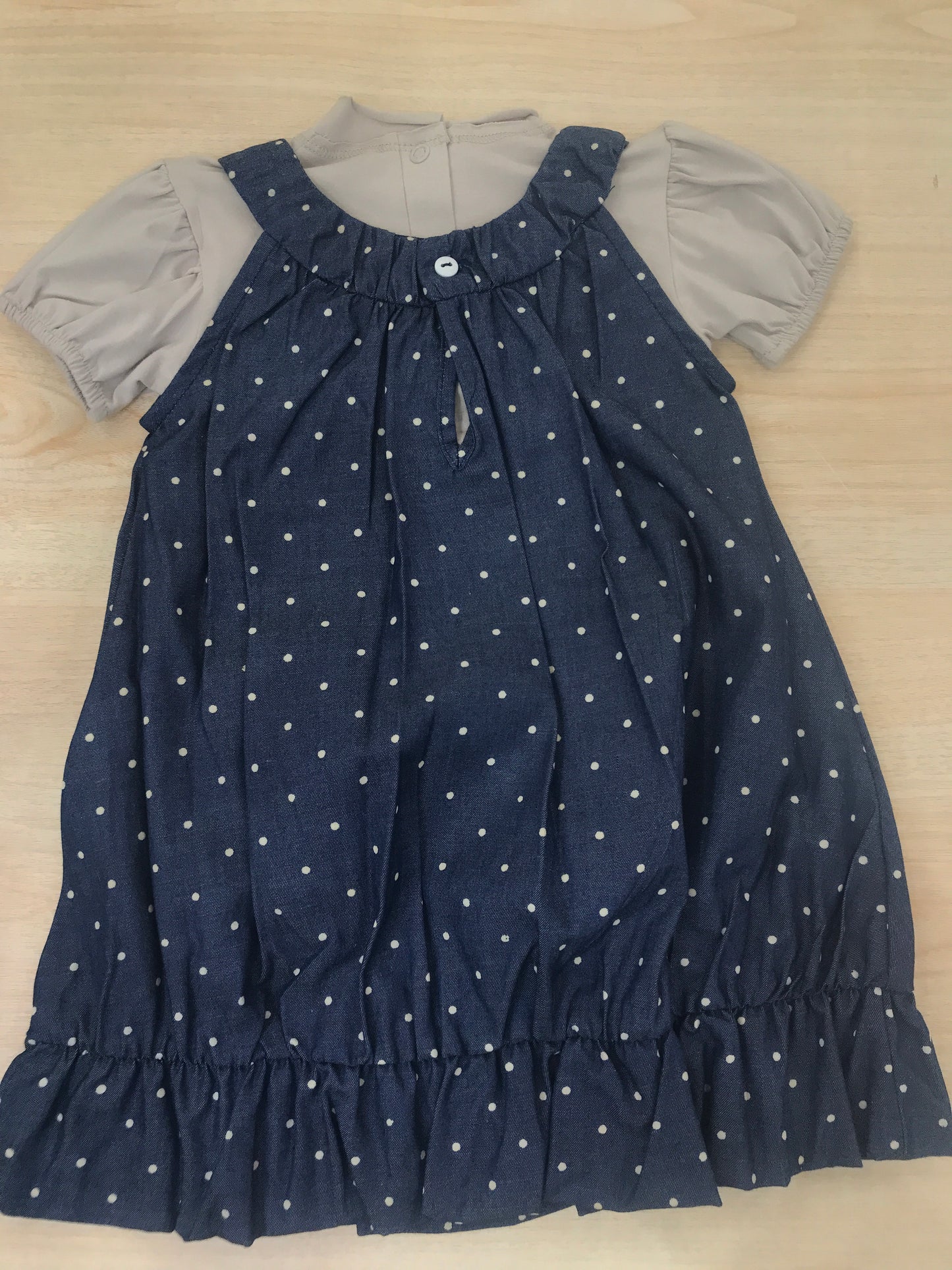 Abito Coccodè in cotone smanicato con rusche con pois bianchi con t-shirt tortora mezza manica