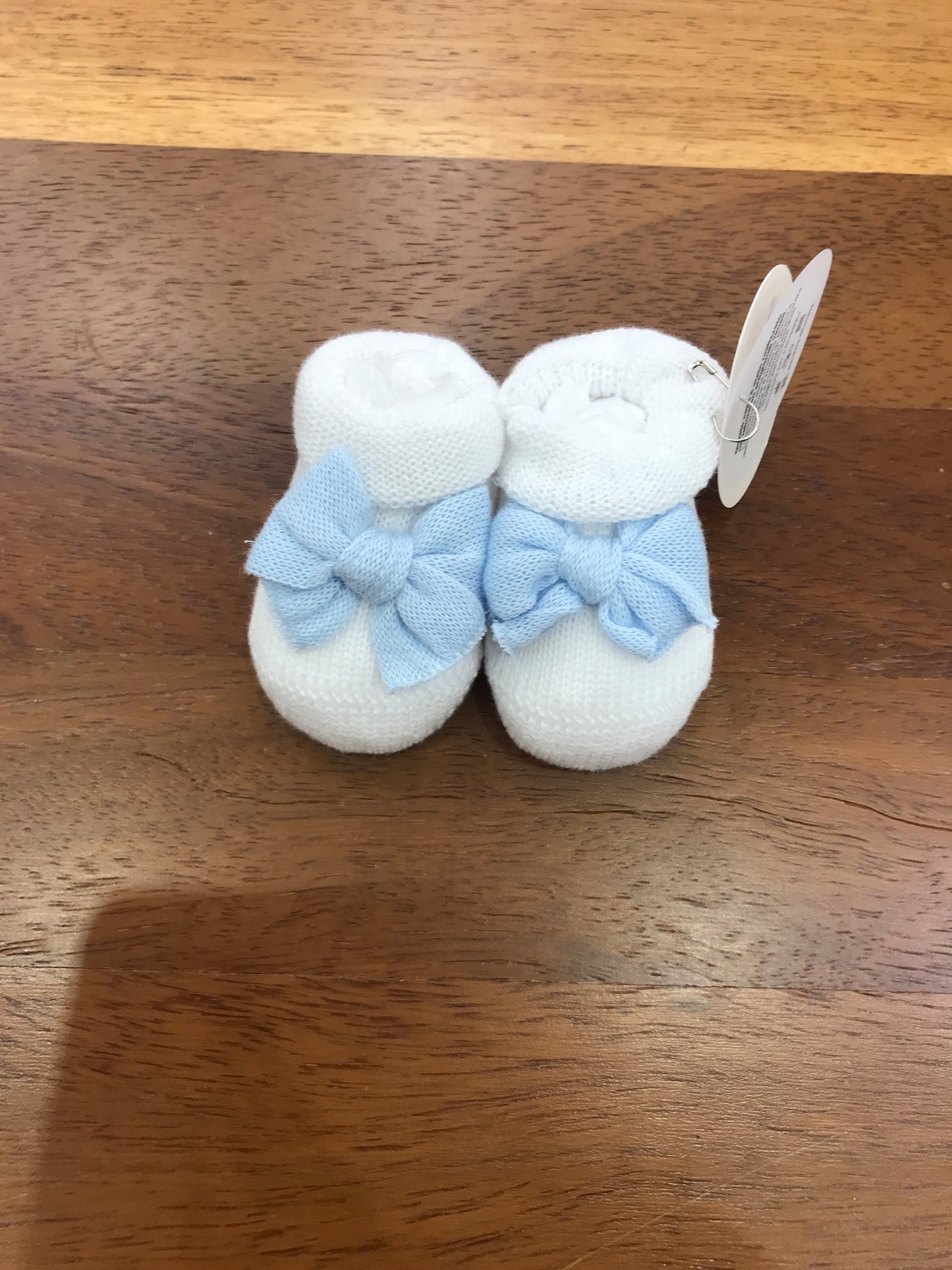 Babbucce Baby Lord in filo bianco con fiocco applicato in celeste sul davanti
