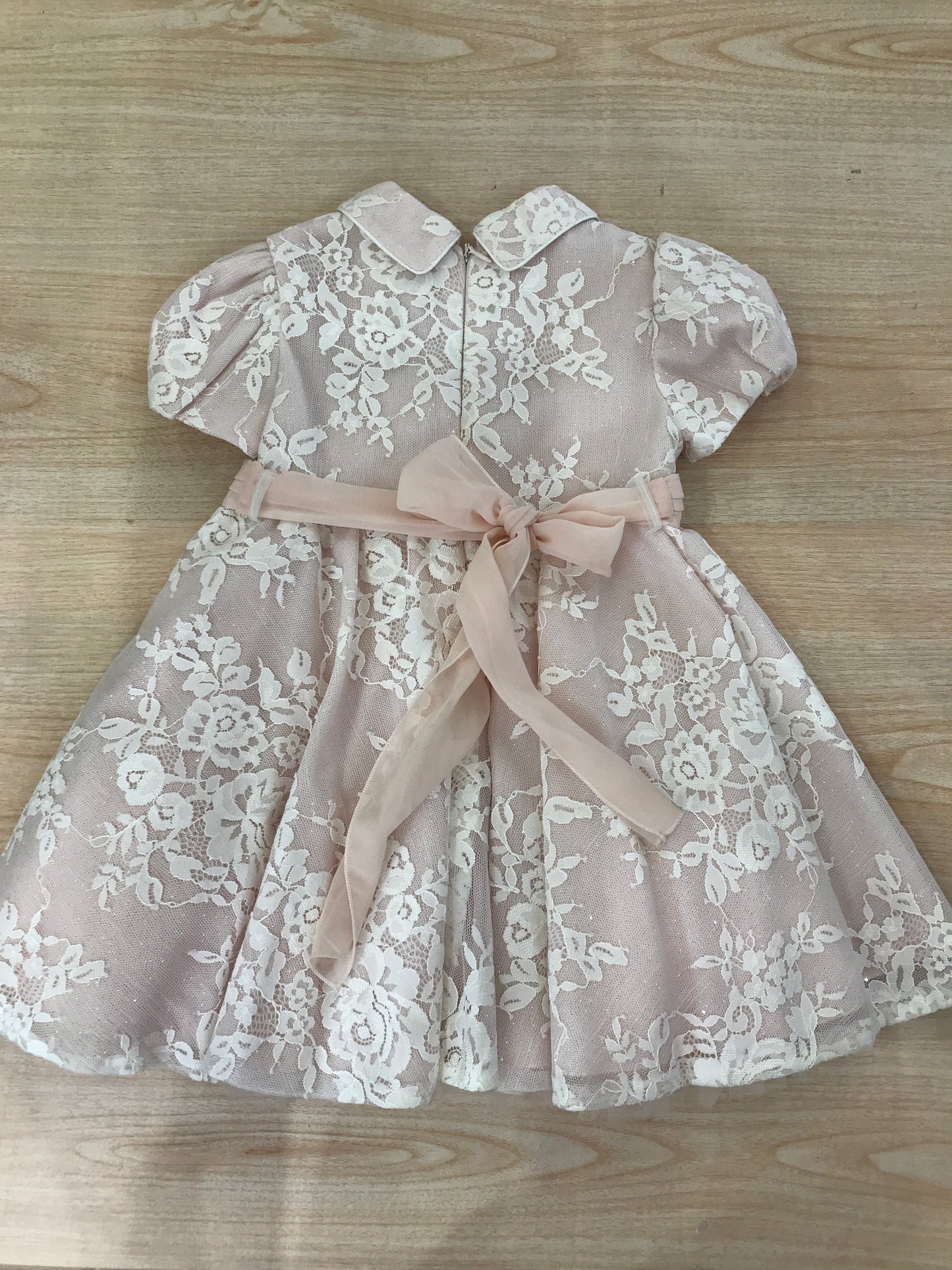 Abito Cielo Blu in cotone rosa mezza manica con strato in tulle rifinito da pizzo con fiore al centro