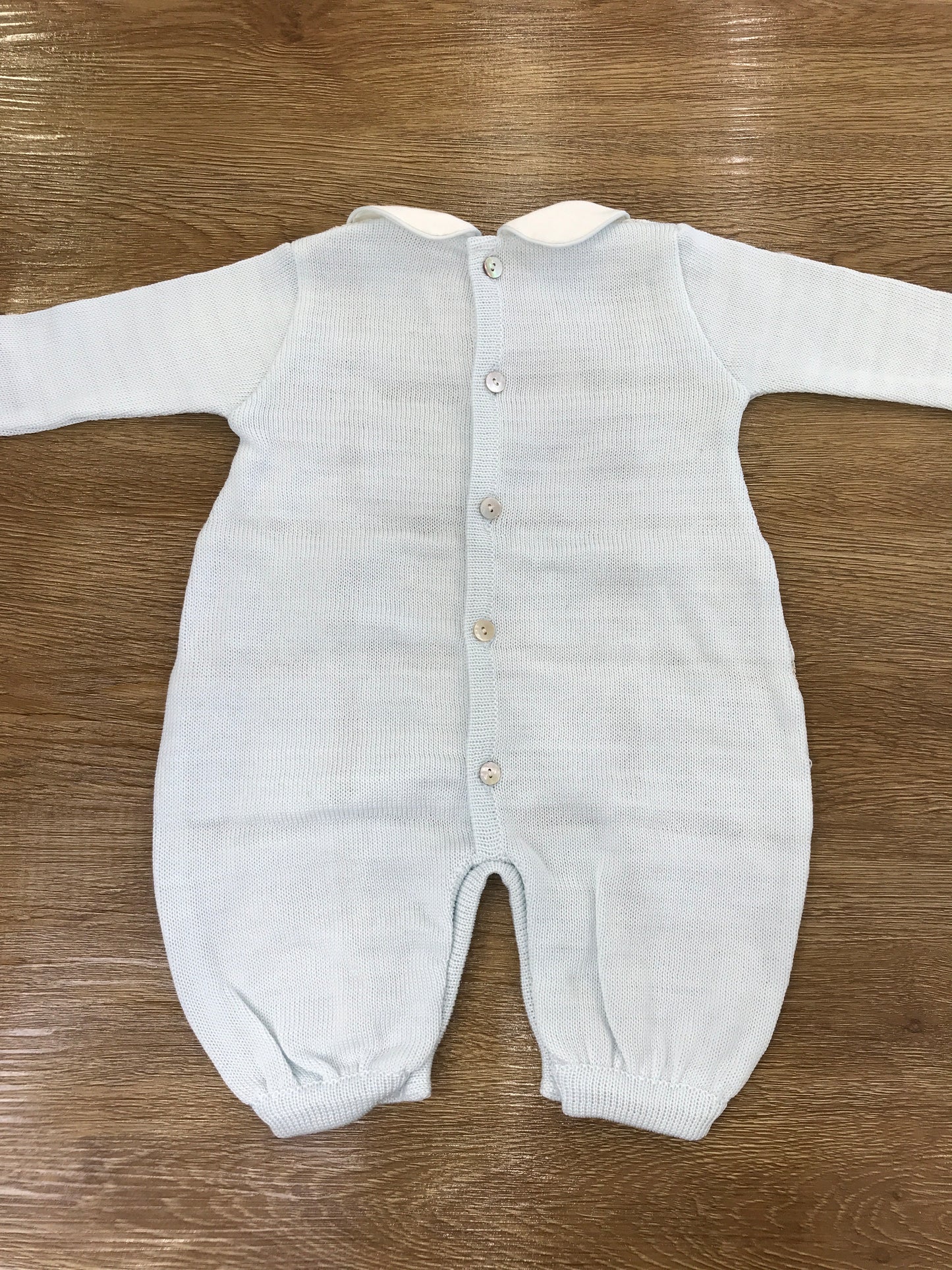 Tutina Ladia in filo di cotone celeste con applicazione di valancienne fiori ricamati e colletto in lino