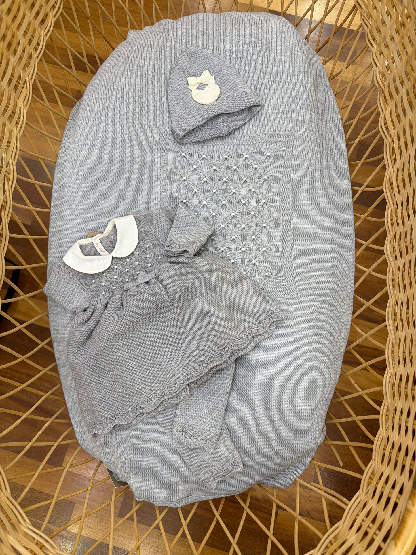 Coordinato nascita Baby Lord in lana grigio con lavorazione di punto smock applicazione di cuore e fiocchetto