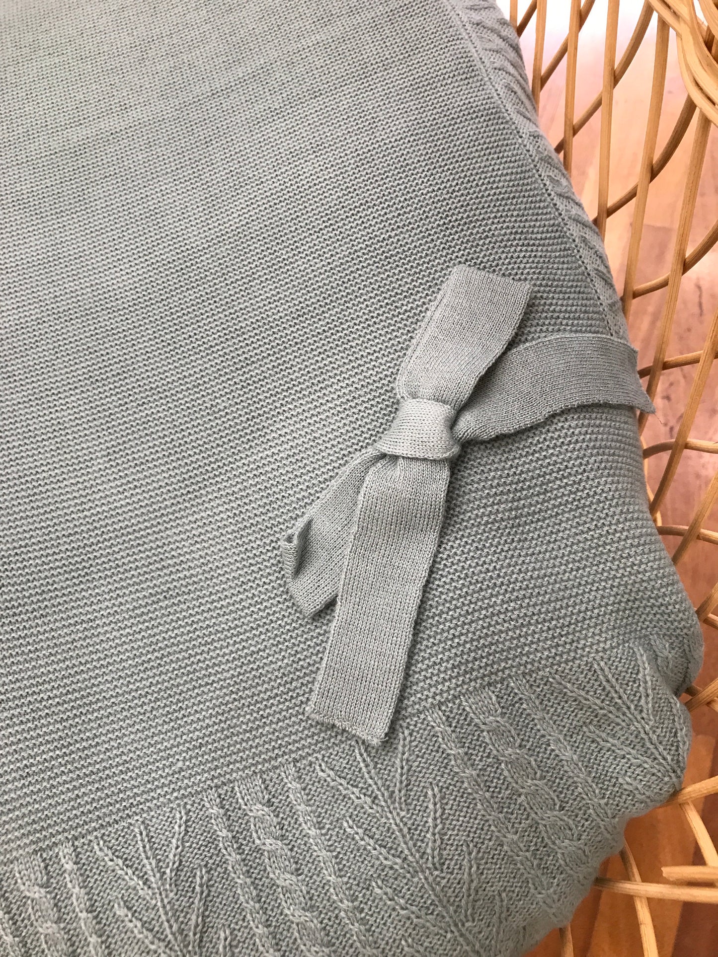 Coperta Pecesa in verde con fiocco laterale in basso con lavorazione centrale e sul bordo