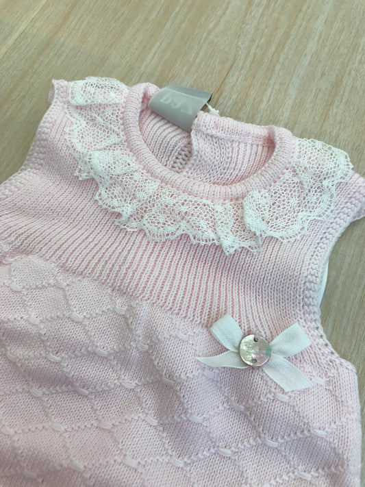 Pagliaccetto Paz Rodriguez in filo rosa smanicato con lavorazione a maglia e collo con rusche