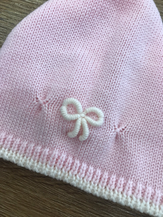 Cappello Bebeè di Almy in lana rosa con ricamo panna e fiocchetto sul davanti
