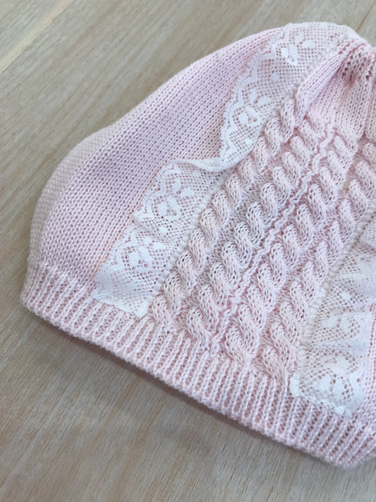 Cappello Bebè di Almy in filo rosa con lavorazione di trecce e pizzo