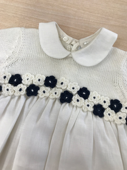 Abito Colibrì in cotone con corpetto in filo mezza manica con fiori bianchi e blu applicati in vita