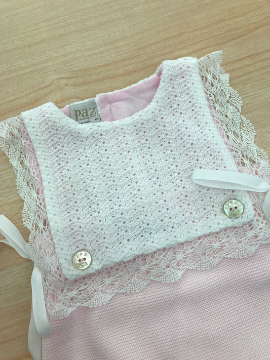 Pagliaccetto Paz Rodriguez in filo rosa smanicato con rusche bianche e lavorazione a maglia sul petto con fiocchetti laterali