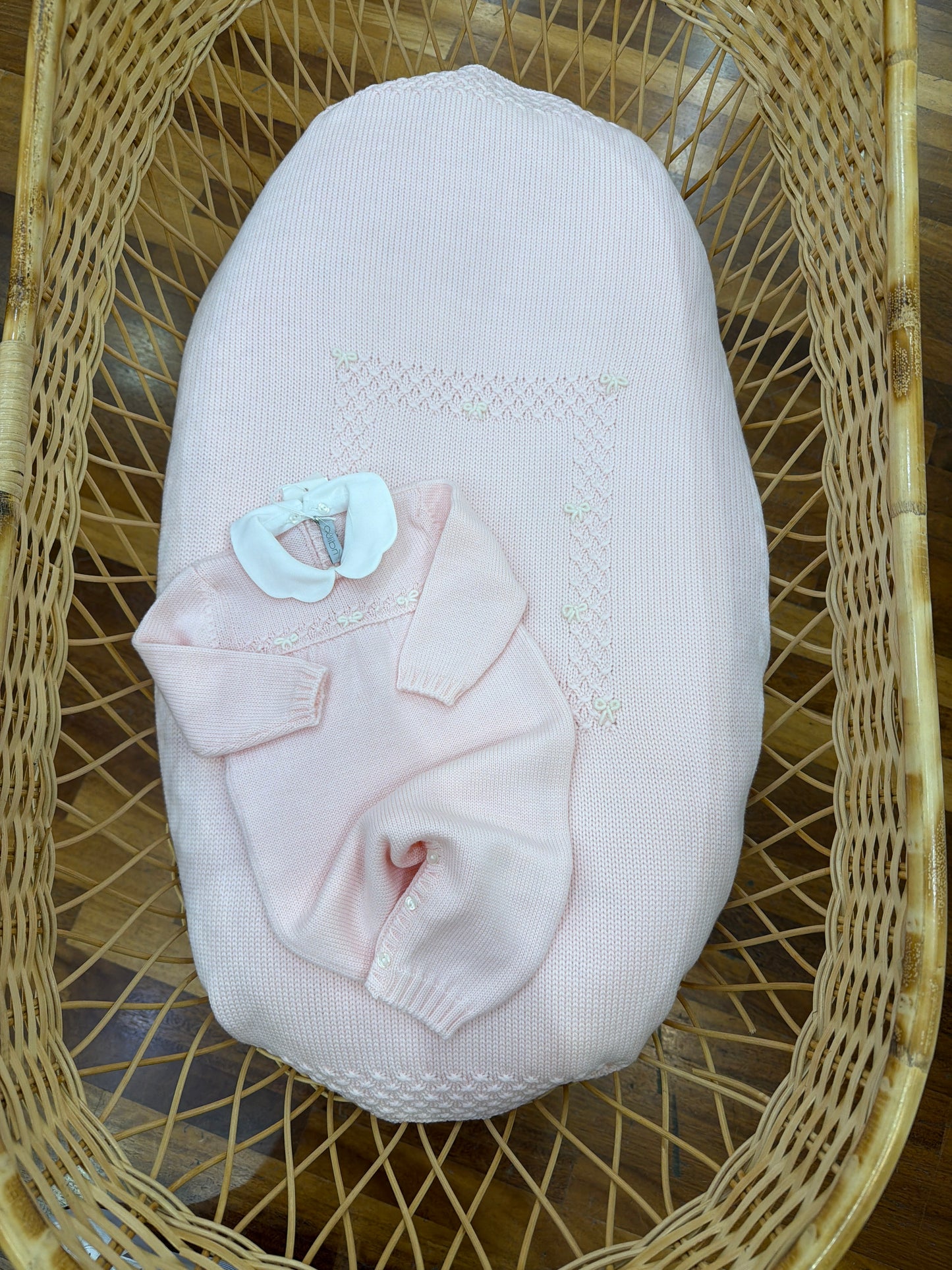 Coordinato nascita Colibrì in lana rosa con lavorazione a maglia e fiocchetti ricami a mano