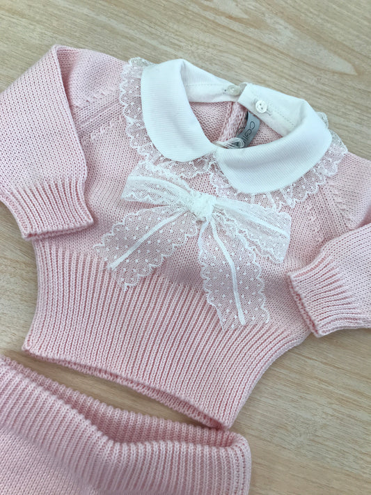 Tutina Colibrì in filo rosa due pezzi gamba lunga manica lunga con collo con applicazione di valancienne e fiocco in valancienne applicato al centro