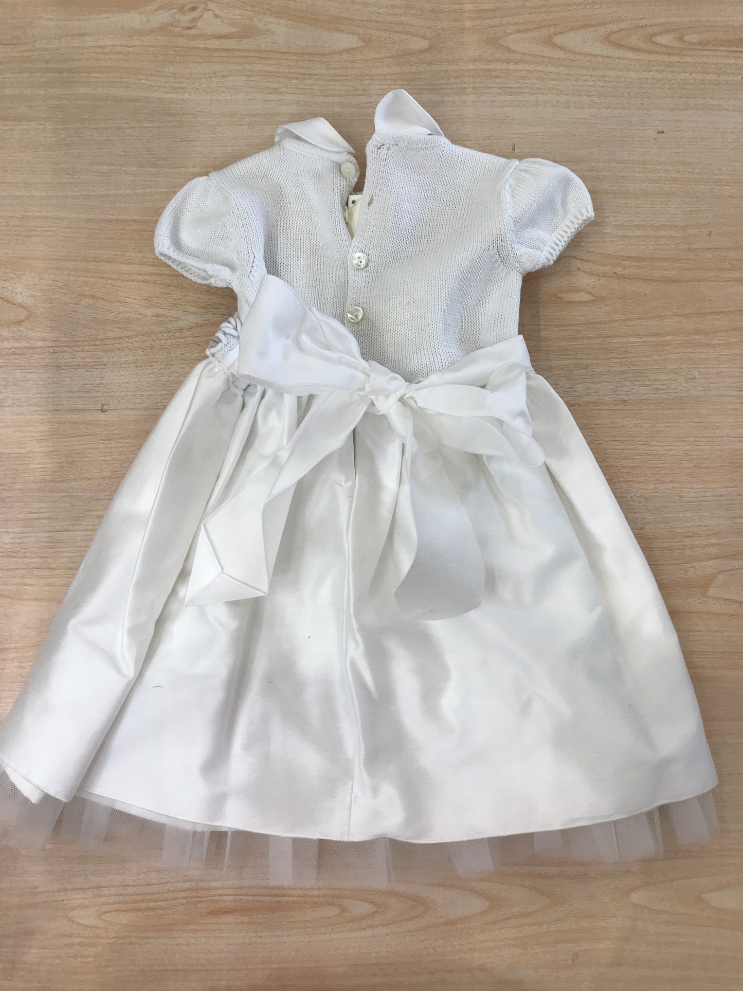 Abito Colibrì con corpetto in filo bianco mezza manica con gonna in saten bianca con tulle lavorazione di fiori sul corpetto
