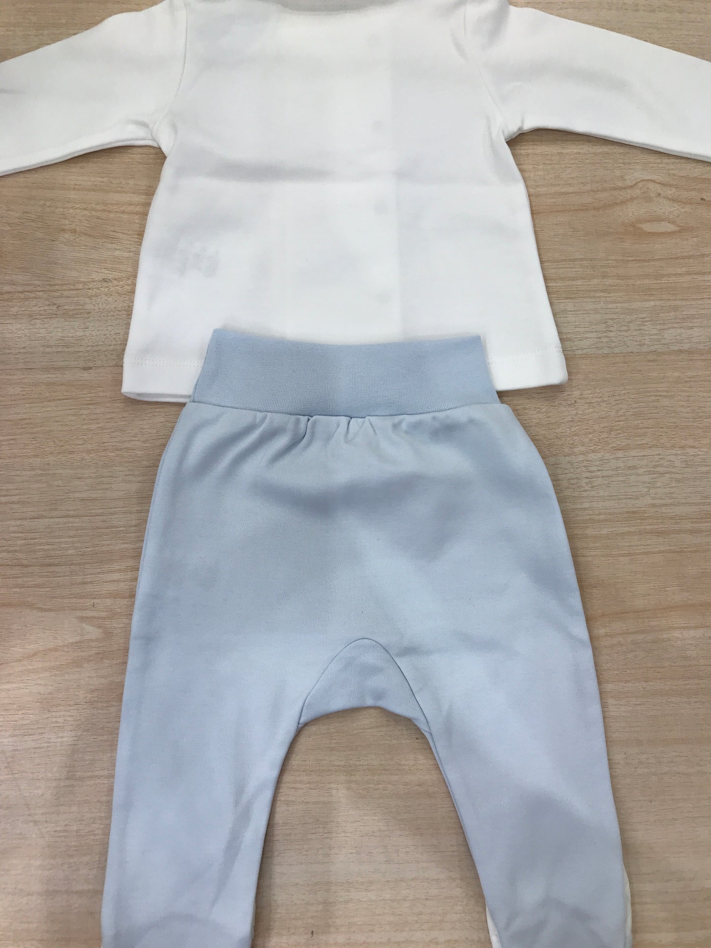 Tutina Laranjinha in cotone due pezzi bianco e celeste con piedi e dettagli sul davanti