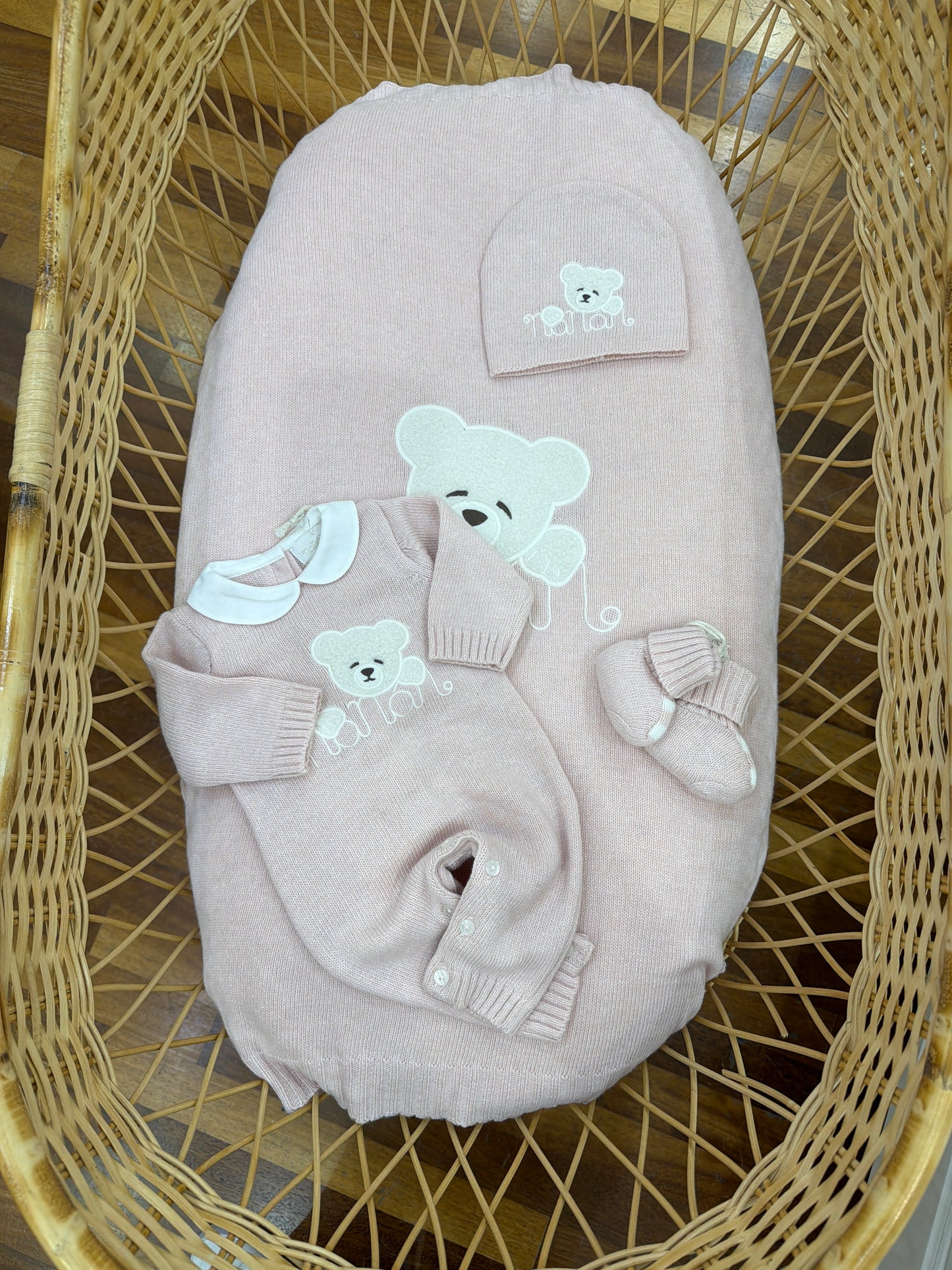 Coordinato Nascita Nanan in lana rosa con logo ed orsetto ricamato su tutina coperta e cappello