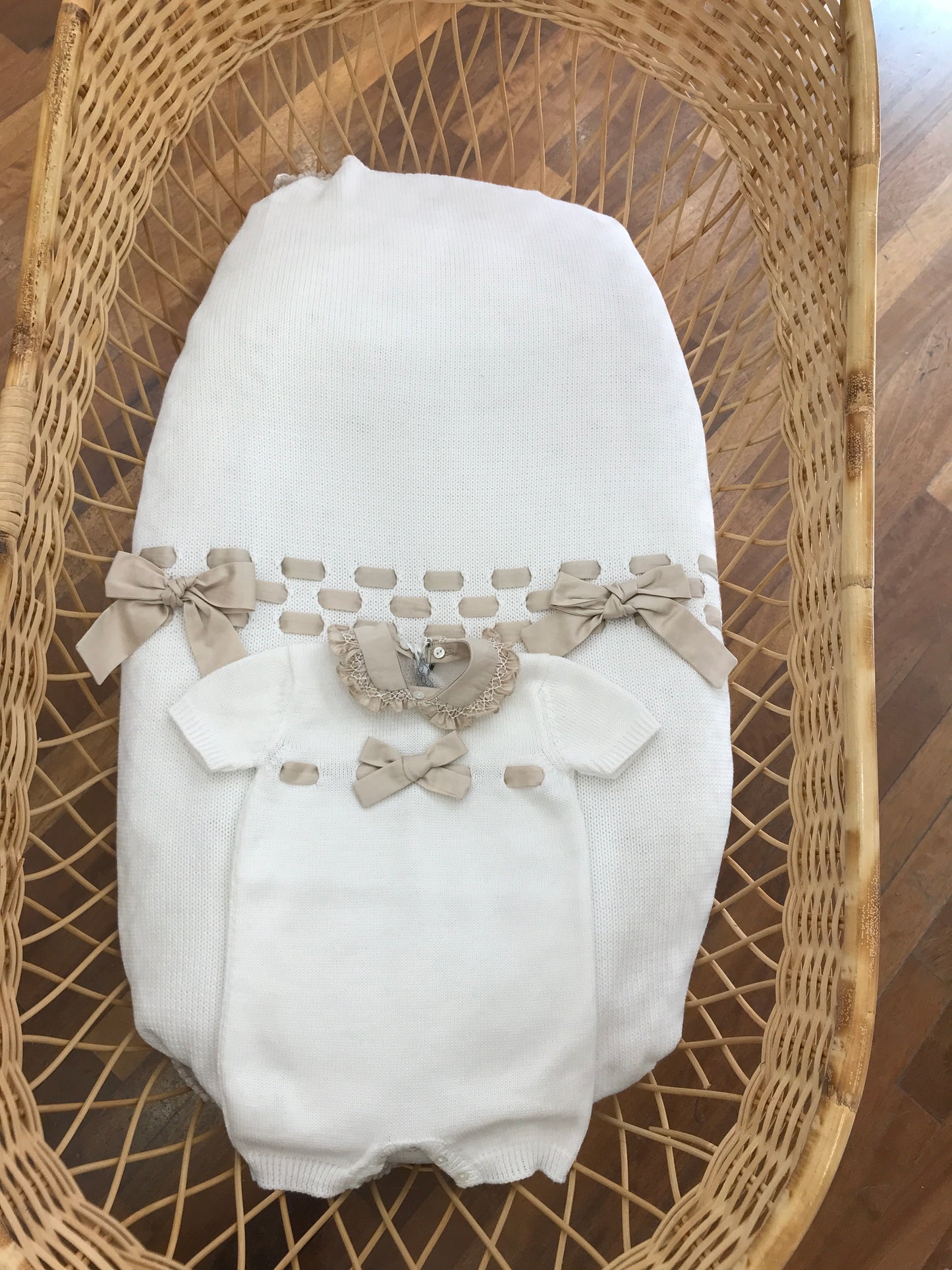 Coordinato nascita Colibrì in filo bianco e tortora con passanastro e fiocchi applicati su tutina e coperta