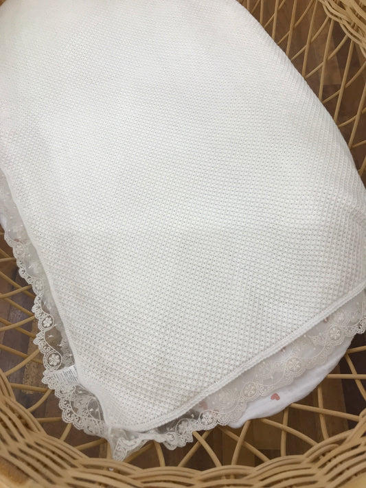 Coperta Martin Aranda in filo panna lavorata a maglia con organza e pizzo al bordo