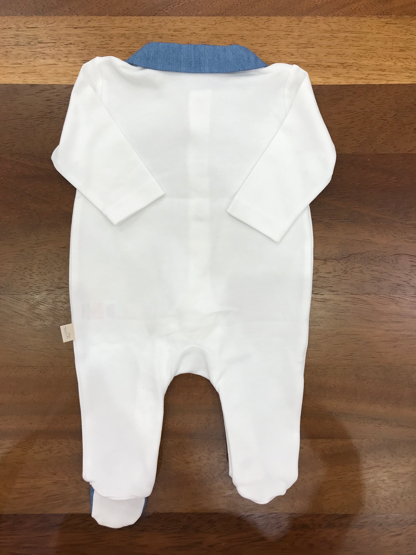 Tutina Baby Gi in cotone bianca gamba lunga con piedini manica lunga con collo tondo in denim lo stesso profilo del colletto viene riportato sul davanti della tutina