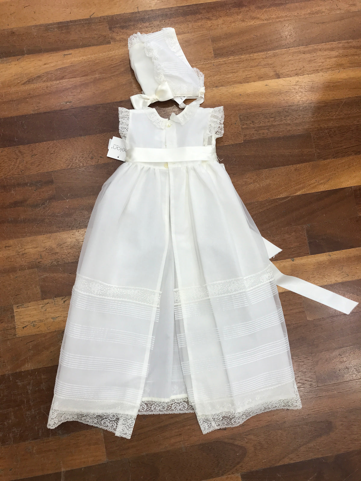 Abito Belan in organza in seta smanicato con pieghe e pizzo ricamato sul davanti e cuffietta coordinata