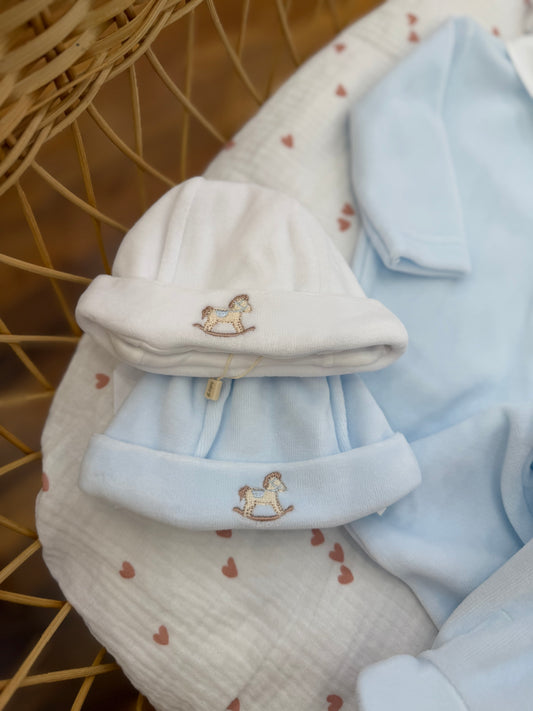 Coordinato nascita Baby Gi in ciniglia con ricami celesti e cavallo a dondolo