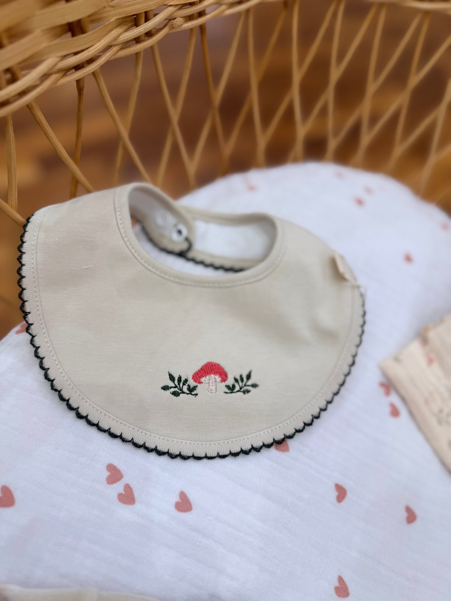 Coordinato nascita Baby Gi in ciniglia nei toni del tortora con piccoli disegni animaletti e funghetti