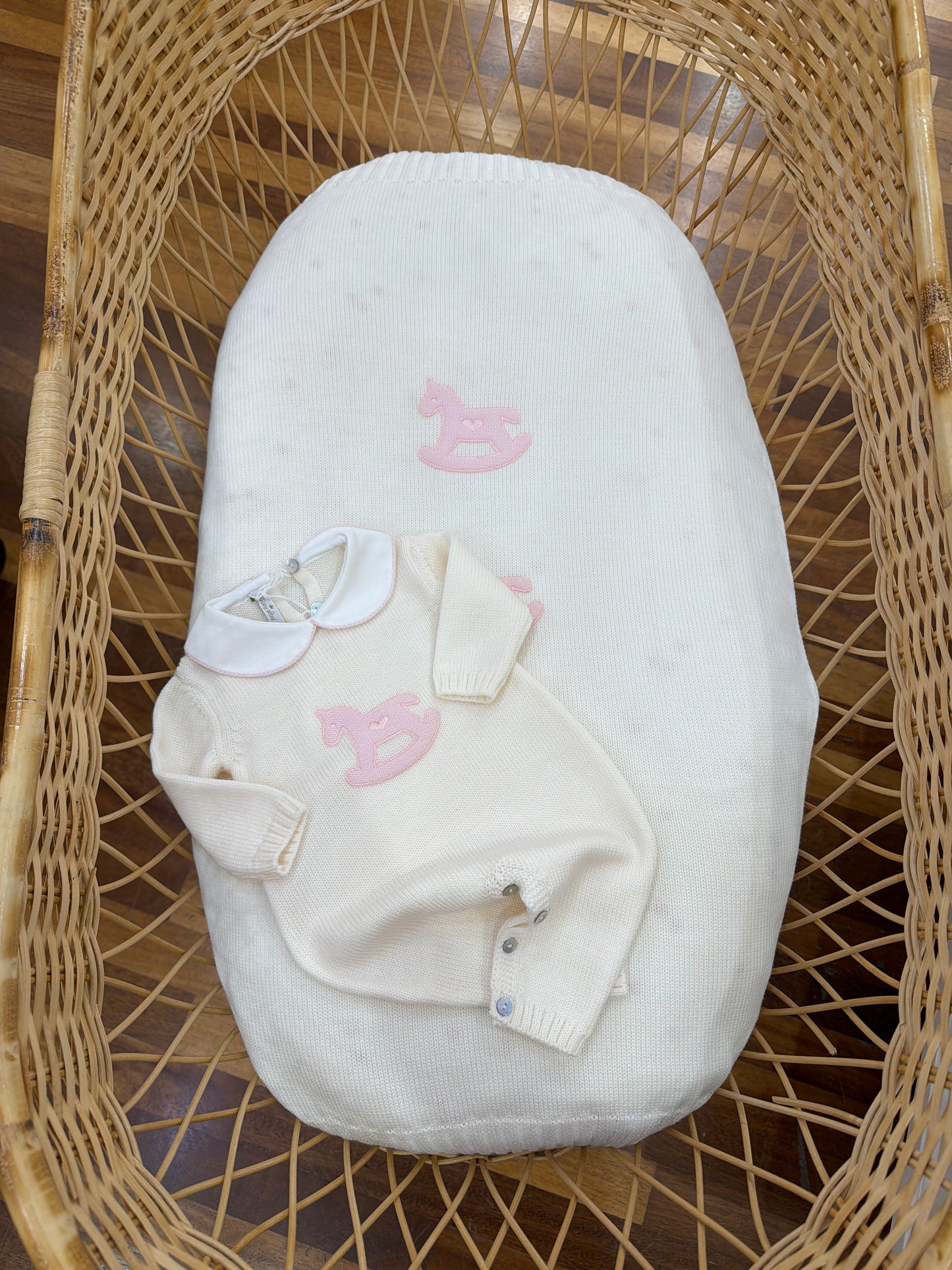 Coordinato nascita Baby Lord in lana panna con cavallo a dondolo rosa applicato sul davanti di coperta e tutina intera