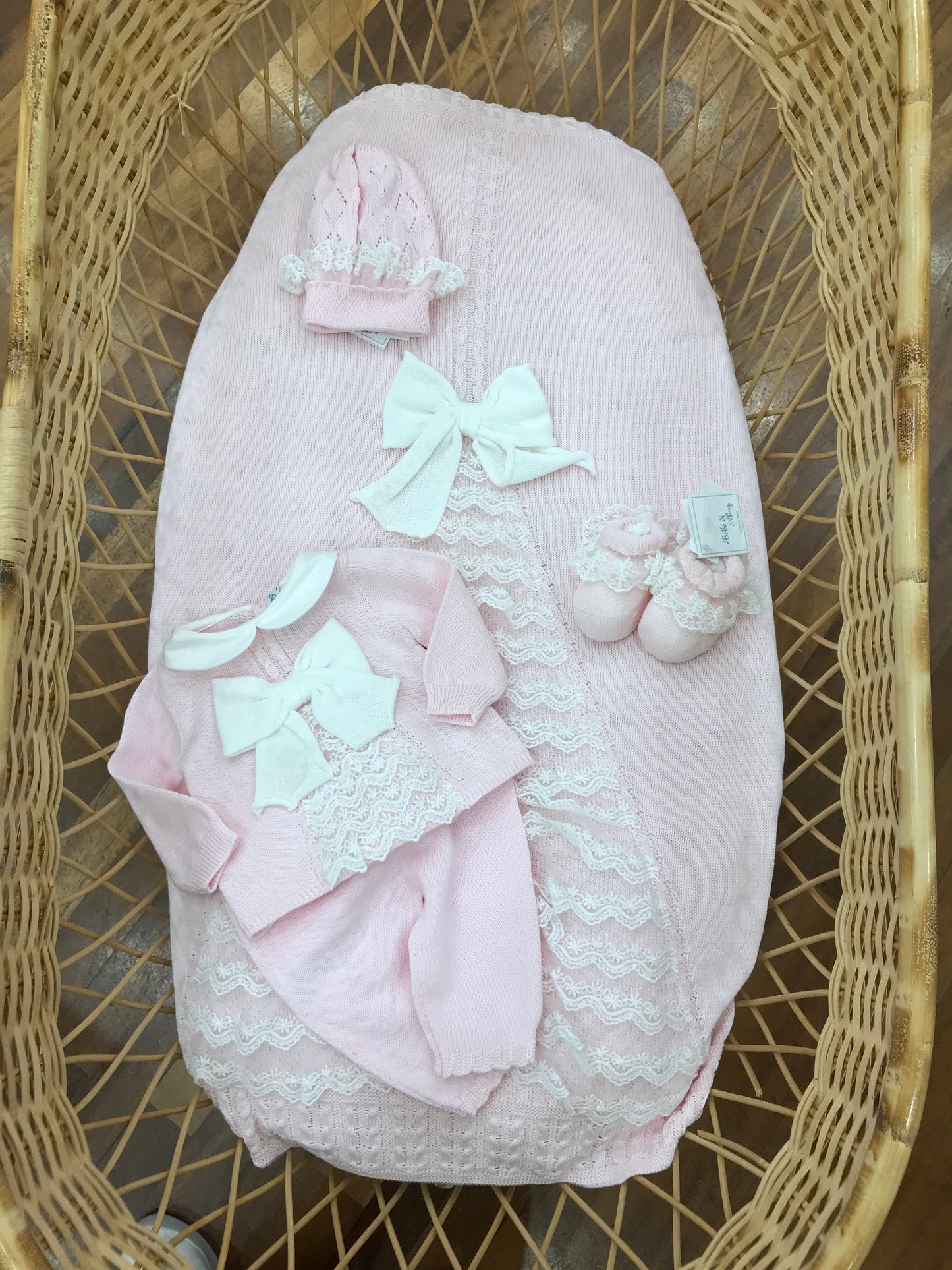 Coordinato nascita Bebè di Almy in filo rosa con valancienne e fiocchi cappellino babbucce abbinati alla tutina due pezzi ed alla coperta