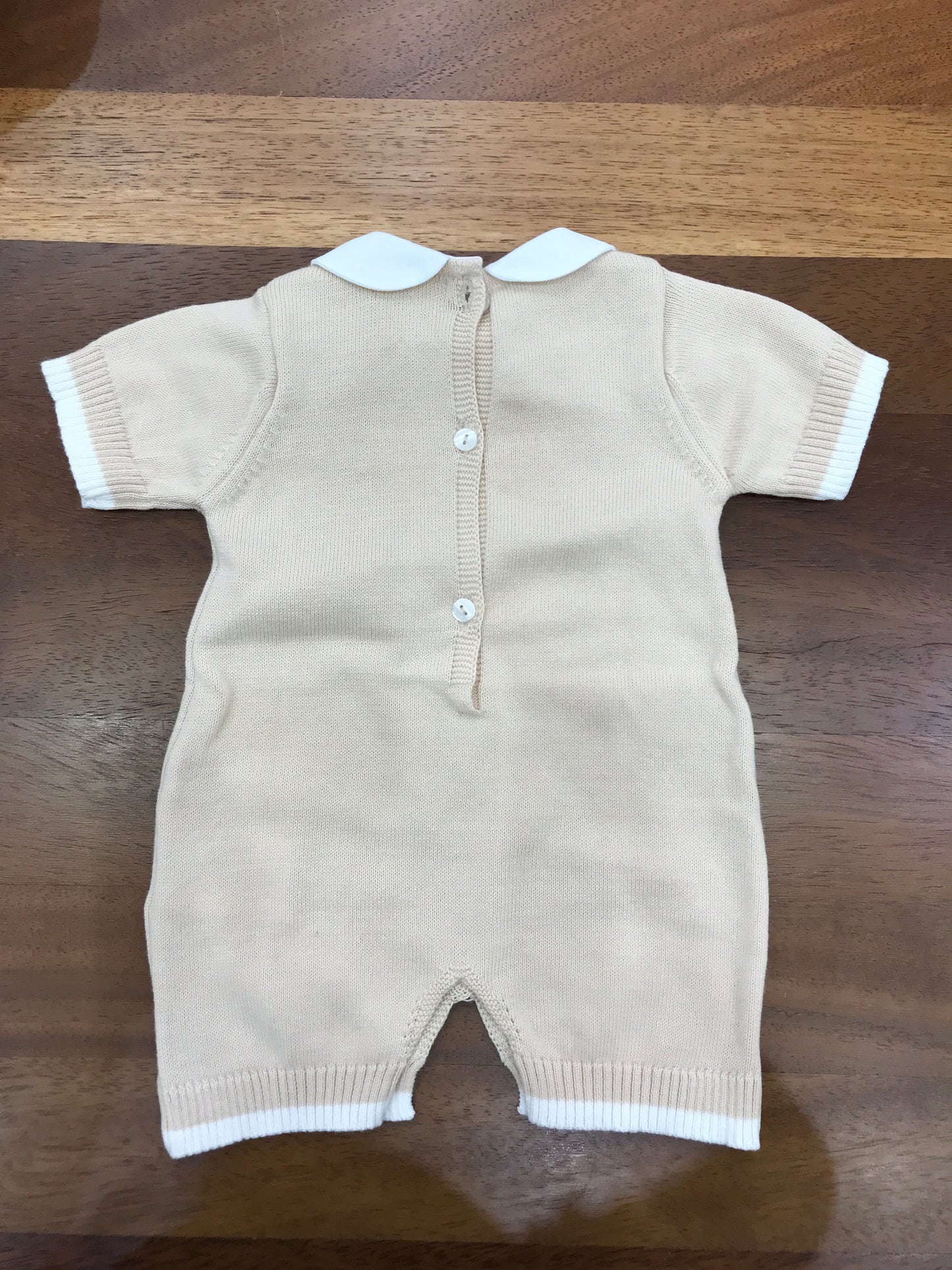 Pagliaccetto Nanan in filo beige e bianco mezza manica collo tondo bianco con orso con papillon in bianco davanti