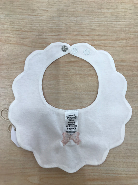 Bavetta Baby gi in piquet rosa smerlata con chappette con fiocchetto rosa ricamato al centro