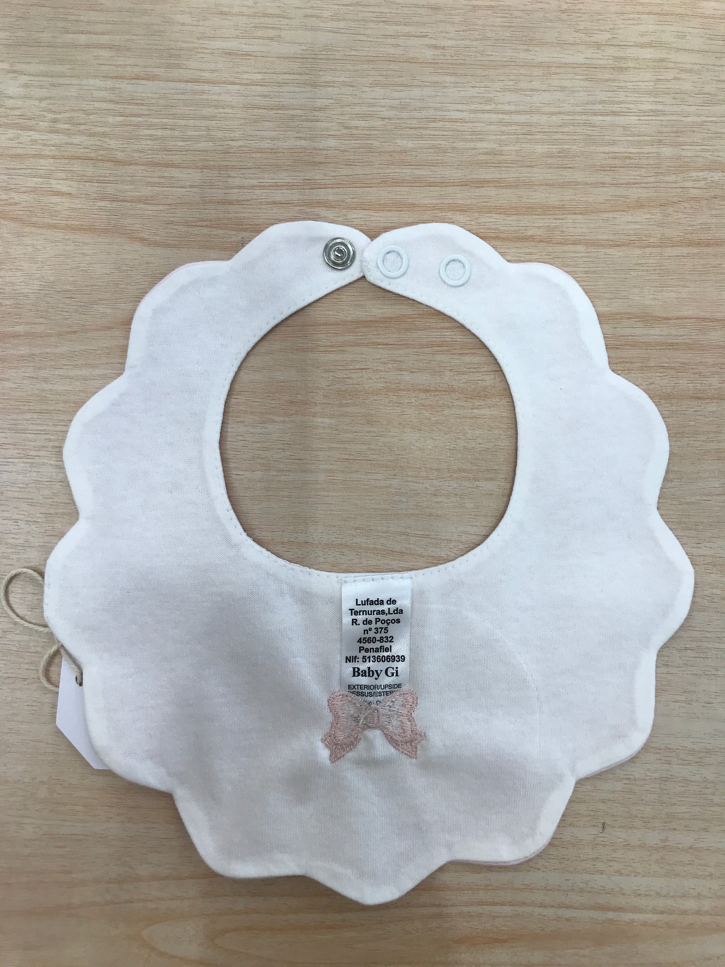 Bavetta Baby gi in piquet rosa smerlata con chappette con fiocchetto rosa ricamato al centro