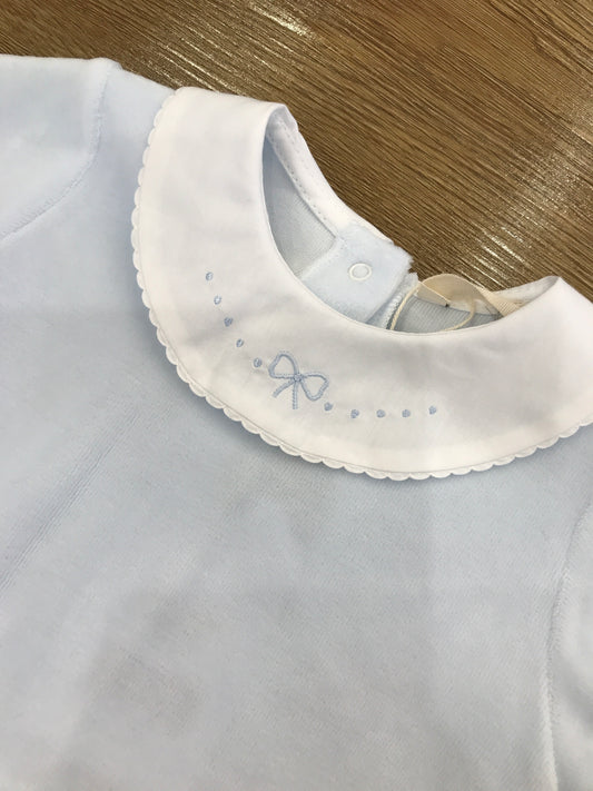 Tutina Baby Gi in ciniglia celeste intera con collo tondo smerlato bianco e fiocchetto celeste ricamato