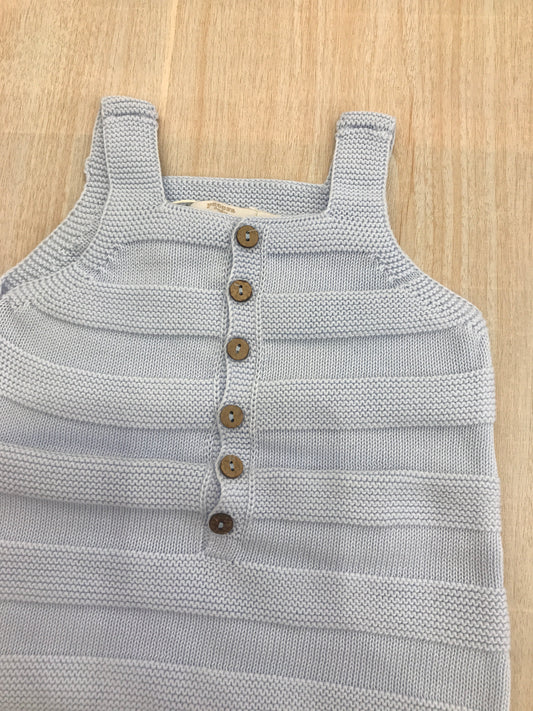 Pagliaccetto PCS in filo celeste con bretelle con lavorazioni a maglia e con bottoncini sul davanti