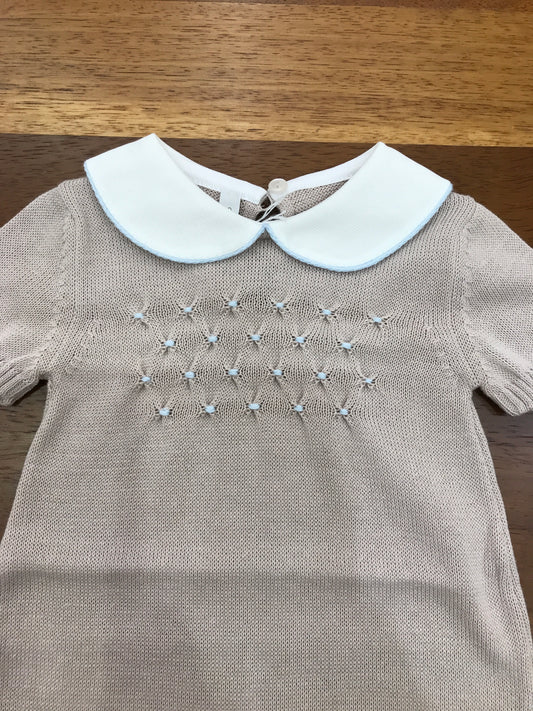 Pagliaccetto Baby Lord in filo tortora mezza manica collo tondo bianco con lavorazione di punto smock celeste sul centro
