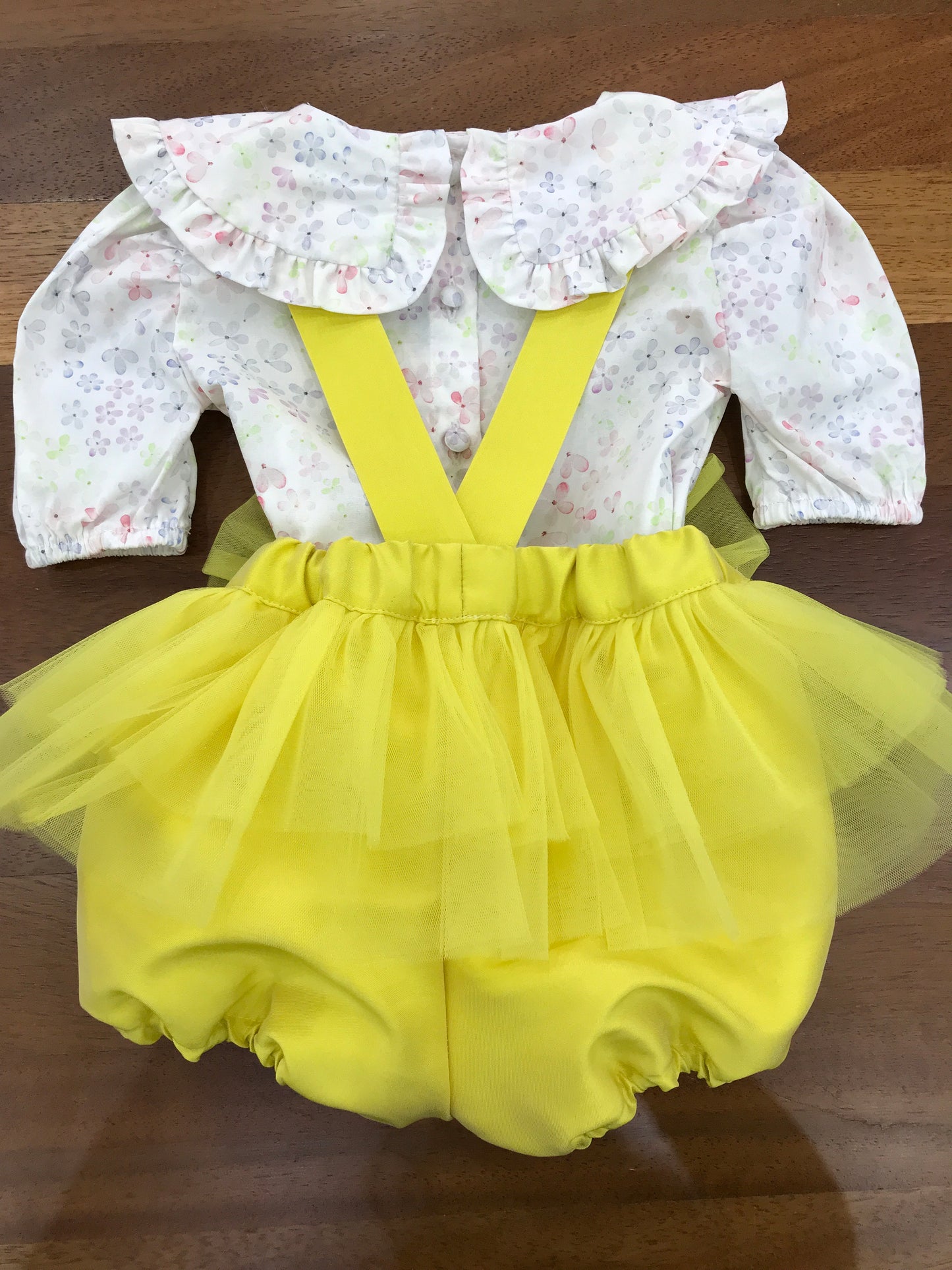 Salopette a'lapage in seta con bretelle con tulle con fiocco sul davanti