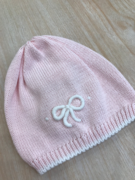 Cappello Bebè di Almy in filo rosa con fiocchetto bianco ricamato sul davanti