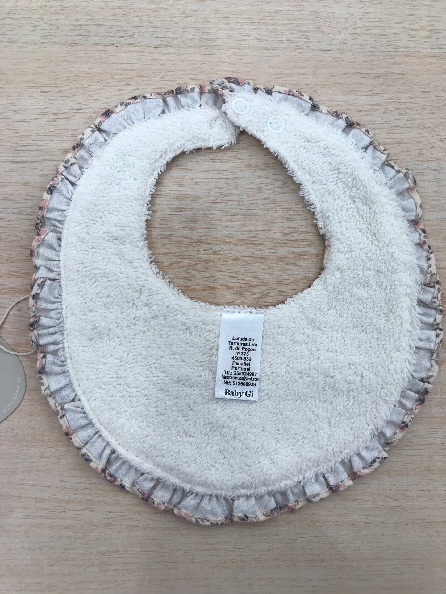 Bavetta Baby Gi in cotone floreale smerlata con rusche e in spugna sul retro