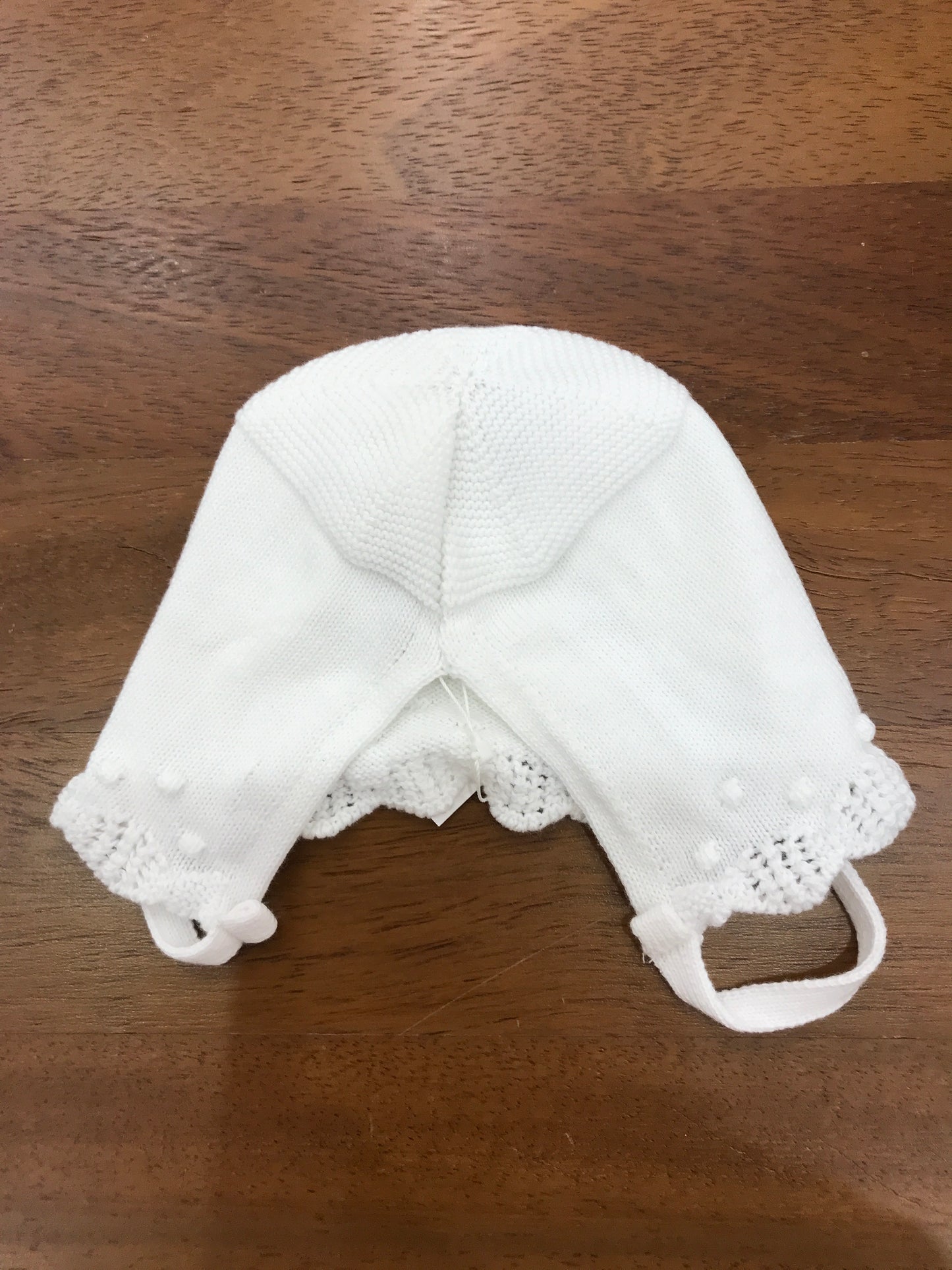 Cuffia Paz Rodriguez in filo bianco con smerlo traforato con lacci sotto collo con pois ricamati sul davanti