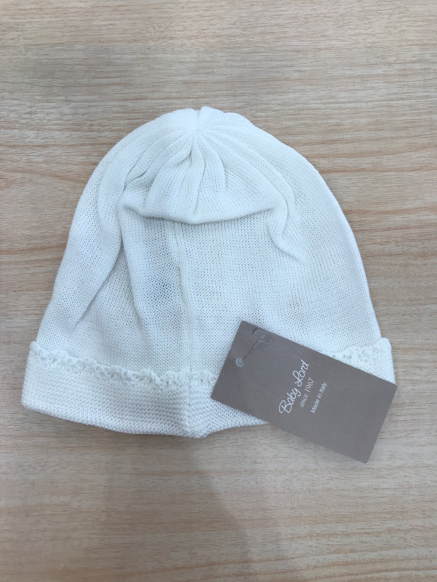 Cappello Baby Lord in filo bianco con roselline ricamate rosa antico