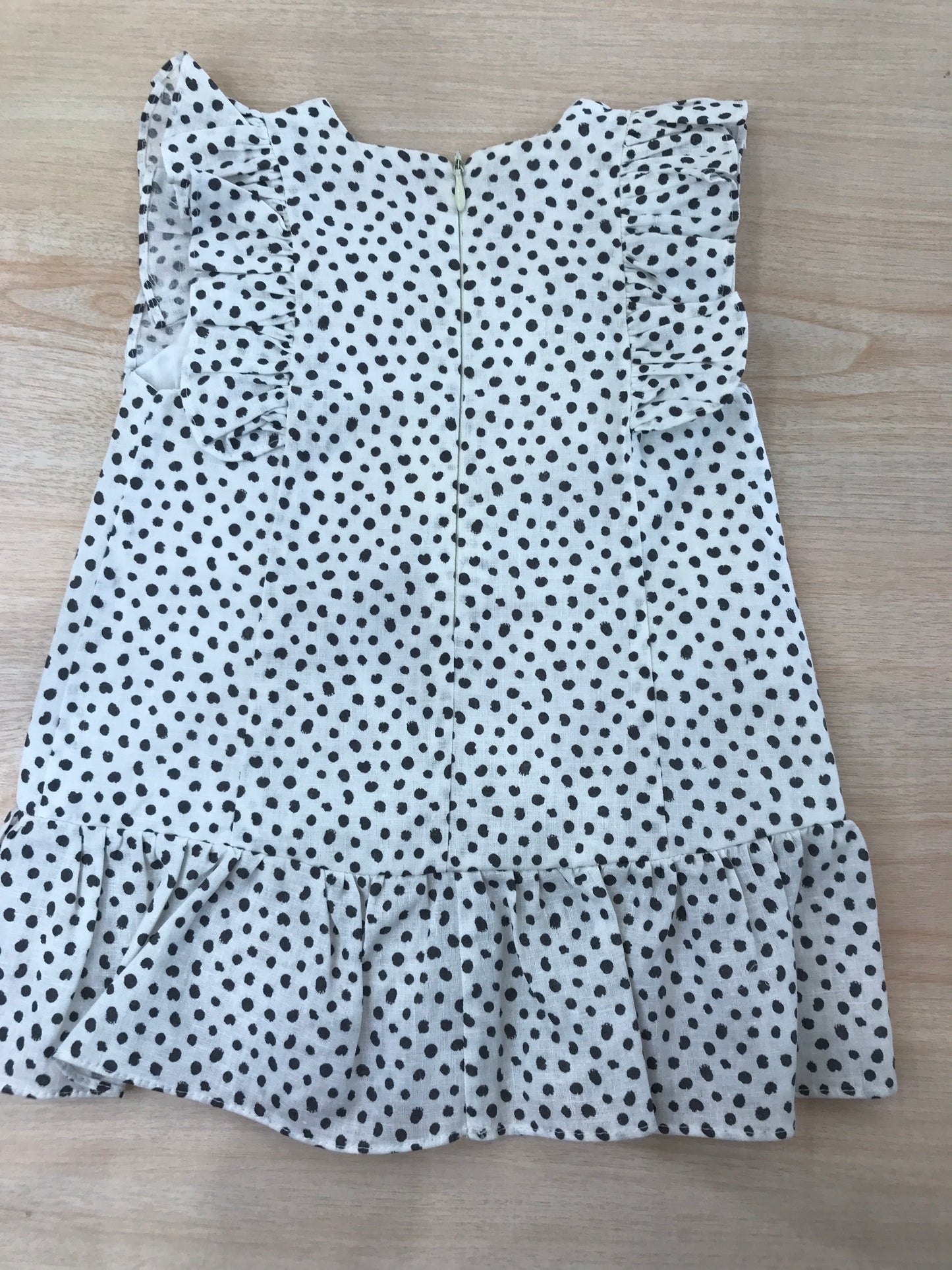Abito Paz Rodriguez in cotone bianco con pois neri smanicato con rusche con nappina rossa laterale