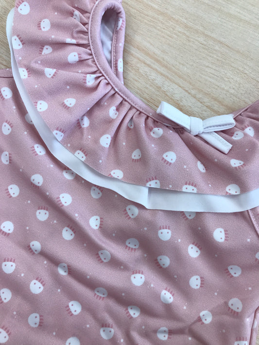 Copricostume Paz Rodriguez rosa con bretelle con rusche con piccoli animaletti bianchi