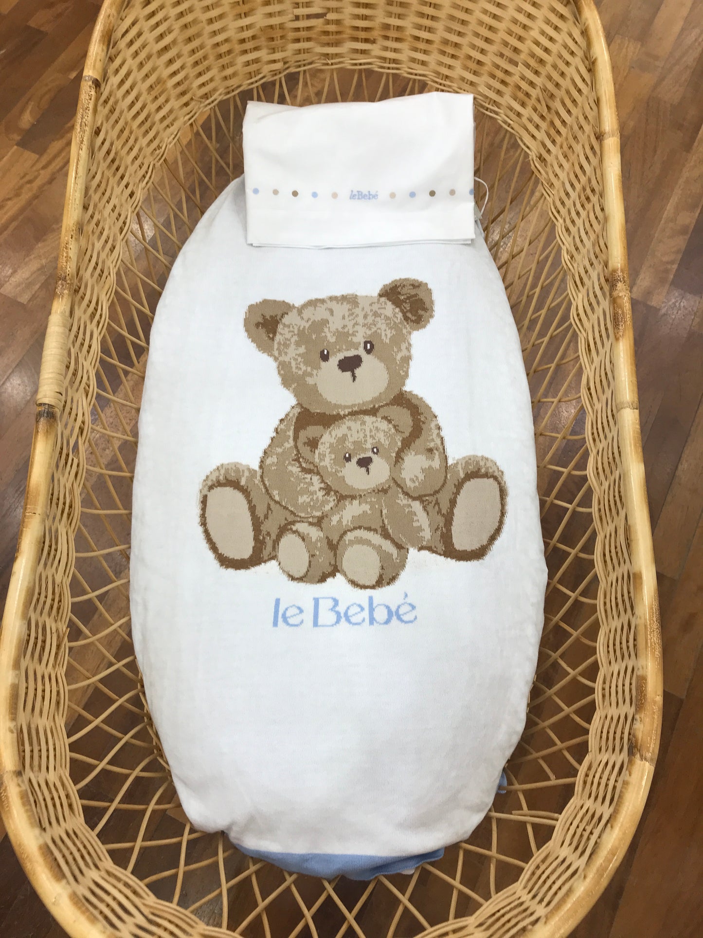 Coperta Le Bebè in filo bianca con dettagli in azzurro e orsetti ricamati sul davanti